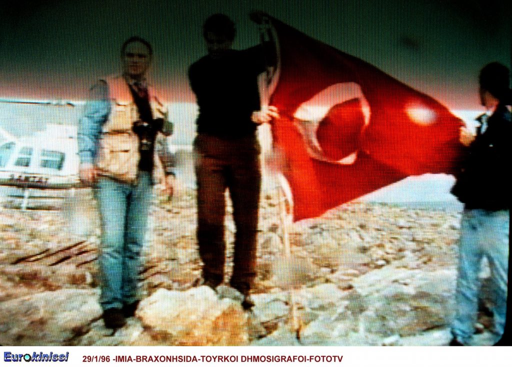 Αντιδράσεις κατά Πάγκαλου για το άρθρο του για τα Ίμια: «Αχρεία ψέματα» και «ασχετοσύνη»