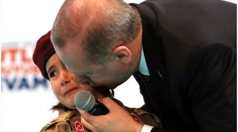 Λυγμοί κοριτσιού από δηλώσεις Ρ.Τ. Ερντογάν: Οι «μπορντομπερέδες» δεν κλαίνε – Να την σκεπάσουμε με την τουρκική σημαία