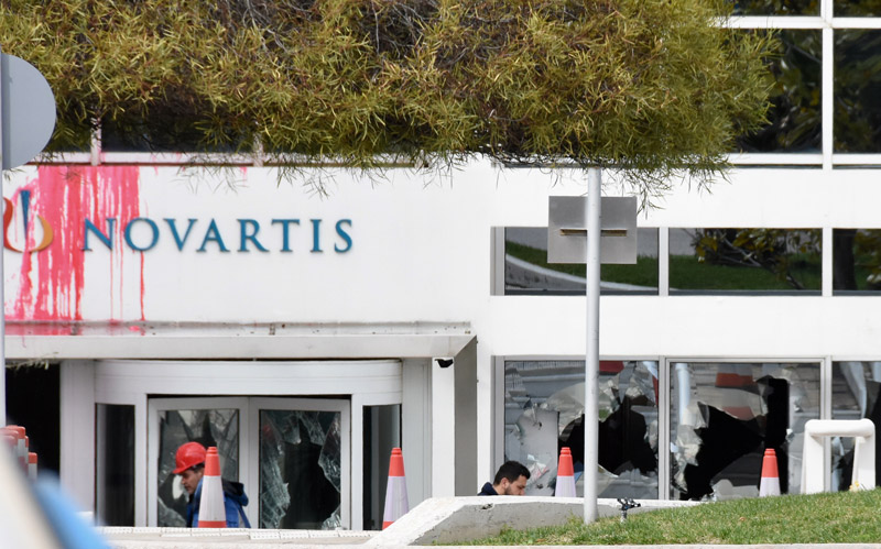 Επίθεση ακροαριστερών του Ρουβίκωνα στα γραφεία της Novartis με μπογιές και βαριοπούλες (φωτό, βίντεο)