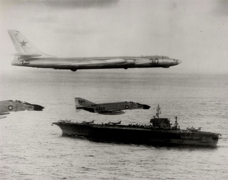Όταν σοβιετικά βομβαρδιστικά «έξυναν» τα αμερικανικά αεροπλανοφόρα (βίντεο)