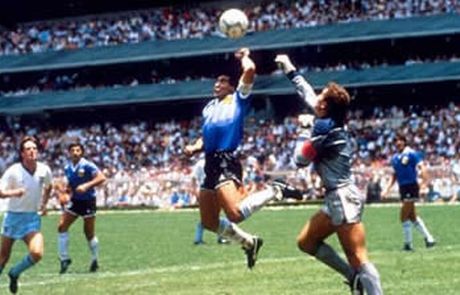 22 Ιουνίου 1986: Ο Ντιέγκο Μαραντόνα έβαλε το γκολ του αιώνα που έμεινε στην ιστορία και ως “το χέρι του Θεού” (βίντεο)