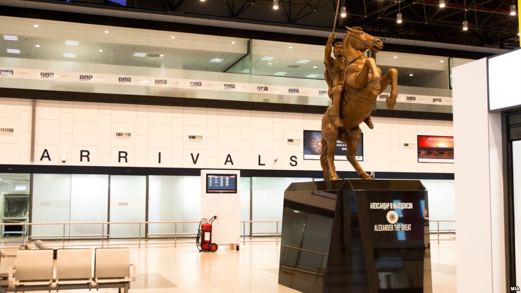 Αεροδρόμιο Σκοπίων: Άλλαξε η ονομασία τα αγάλματα παραμένουν