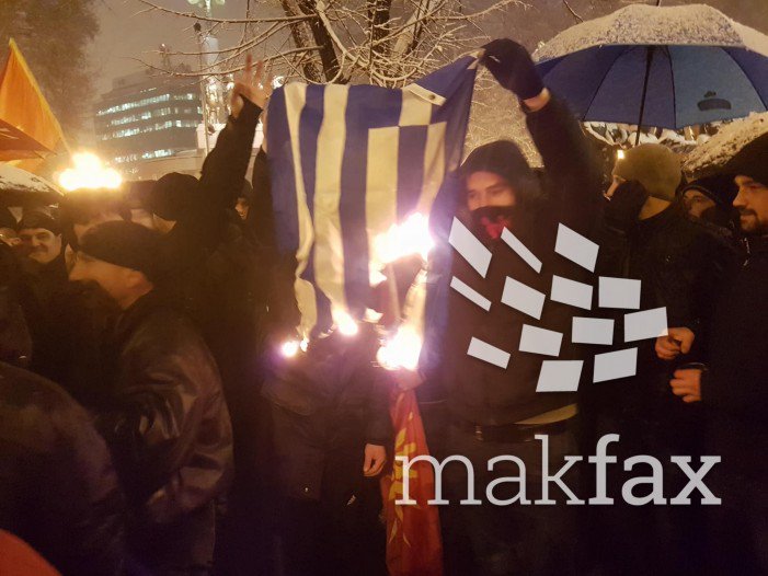 Ξεφεύγει η κατάσταση στα Σκόπια: Διαδηλωτές έκαψαν την ελληνική σημαία!