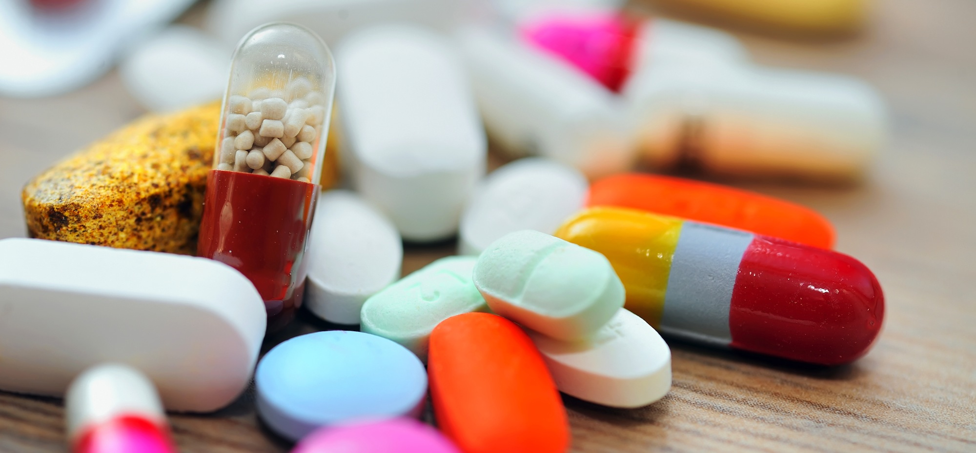 «Μπρα-ντε-φερ» φαρμακοποιών-γιατρών με φόντο για τα αντιβιοτικά