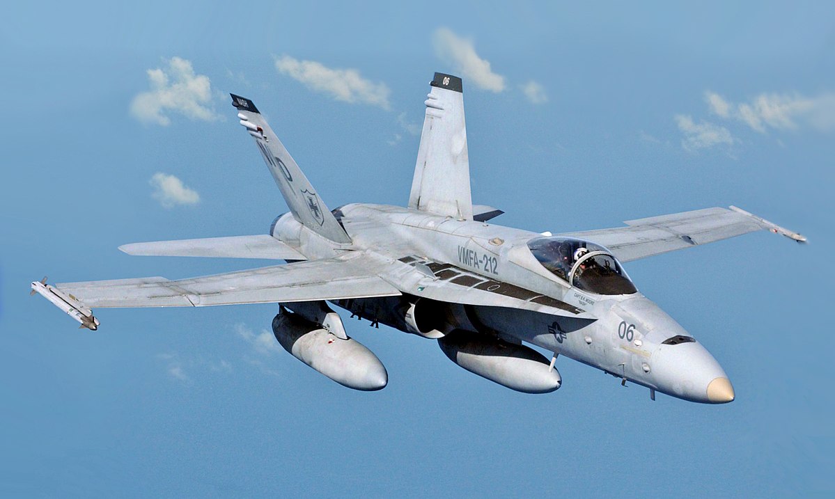 Αεροσκάφος F-18 Hornet περνάει «ξυστά» από planespotters (βίντεο)