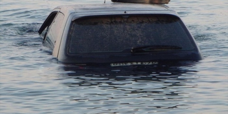 Προσοχή: Τι πρέπει να κάνετε αν πέσετε με το αυτοκίνητο στη θάλασσα! (φωτό)