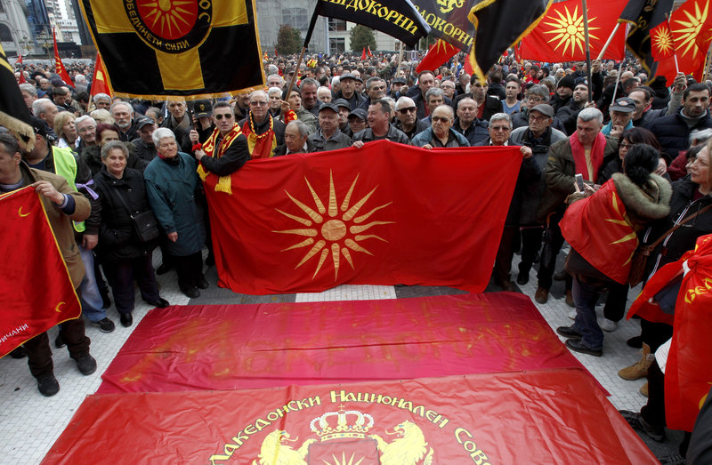 Στην πυρά ελληνικές σημαίες στα Σκόπια – Διαδηλωτές φώναζαν «είμαστε η “Μακεδονία”» (φωτό, βίντεο)