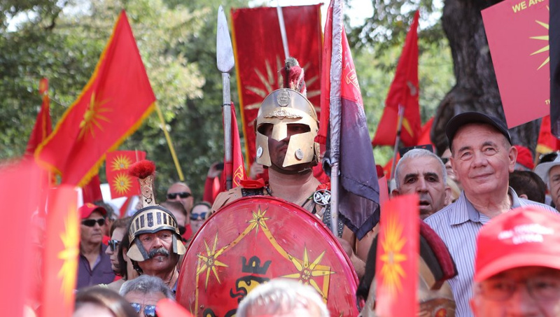 Συνεχίζουν το αλυτρωτικό «τροπάριο» οι Σκοπιανοί: «Είμαστε η Μακεδονία!» (φωτό, βίντεο)