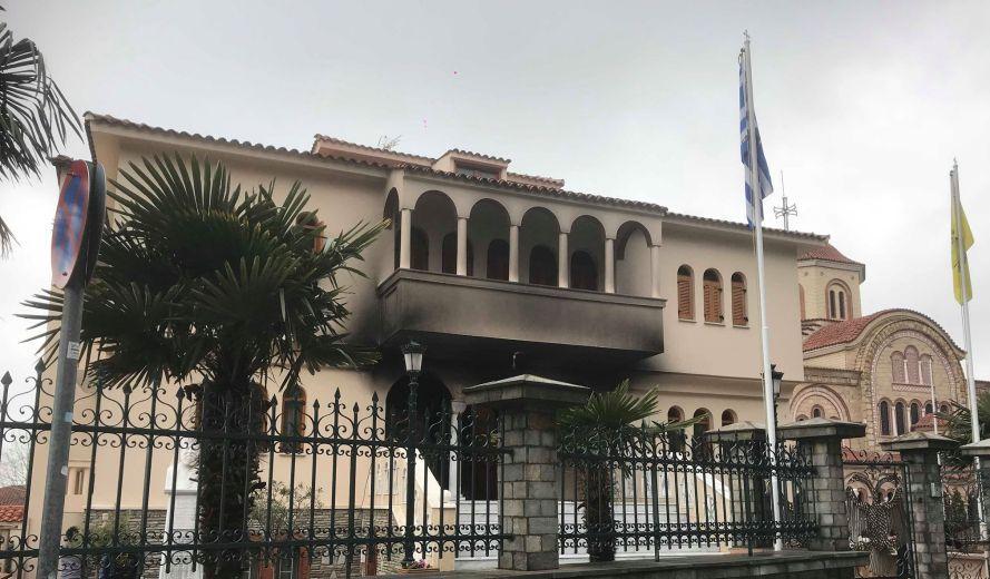 Θεσσαλονίκη: Επίθεση με γκαζάκια στα γραφεία της Μητρόπολης Νεαπόλεως (φωτό, βίντεο)