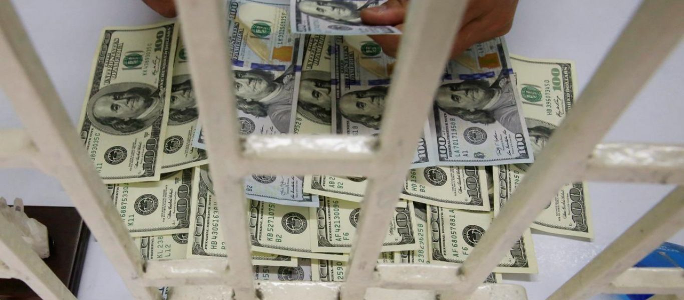 Ισχυρές πιέσεις στο δολάριο μετά τις απειλές περί «εμπορικού πολέμου» με την ΕΕ