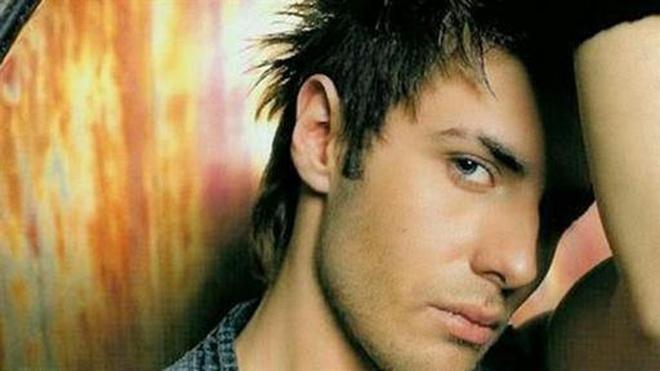 Τον γνωρίσαμε το 2002 από τη συμμετοχή του στο μουσικό ριάλιτι Fame Story. Μάλιστα ήταν και ο νικητής. Ασχολήθηκε για λίγα χρόνια με το τραγούδι και συμμετείχε σε κάποια νυχτερινά σχήματα. Σήμ