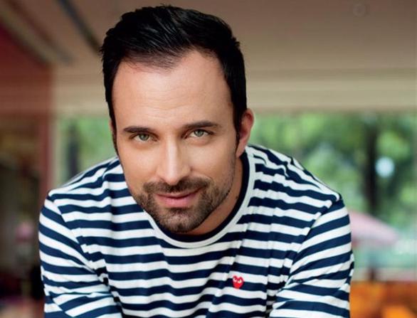 Περιττά τα λόγια και οι συστάσεις για τον Γιώργο Λιανό. Κάνει λαμπρή καριέρα και ως τραγουδιστής και ως παρουσιαστής, ενώ είναι ευτυχισμένος οικογενειάρχης και πατέρας τριών παιδιών!