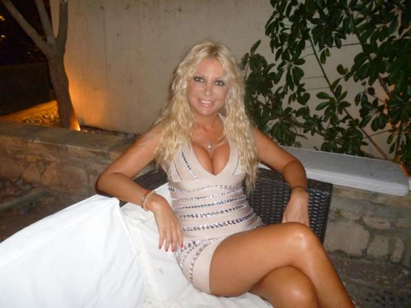 Την Στέλλα Μπεζαντάκου την γνωρίσαμε το 2003 μέσα από το reality του Mega, Bar. Από εκεί και μετά, απασχόλησε πάρα πολύ, με την καριέρα της στο τραγούδι, τις εμφανίσεις της σε