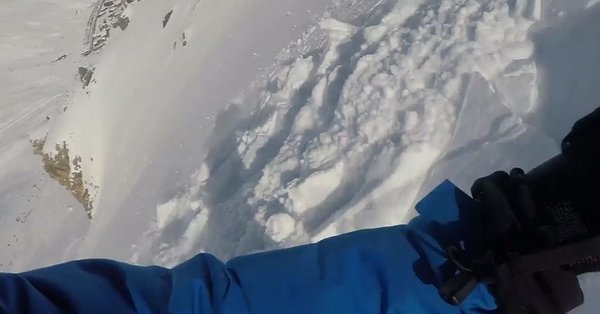 Σκιέρ κατορθώνει να σωθεί από χιονοστιβάδα στα γαλλικές  Άλπεις (βίντεο)