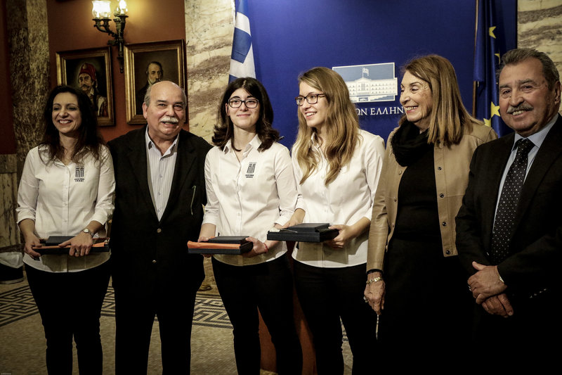 Βουλή: Βράβευση στις πρωταθλήτριες της εθνικής ομάδας στο σκάκι (φωτό)