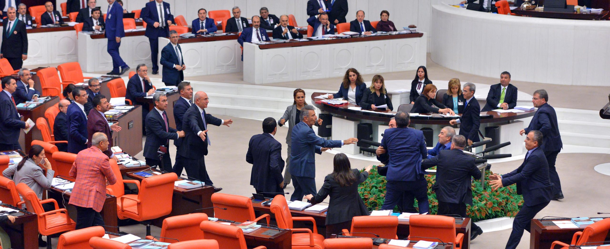 Πιάστηκαν στα χέρια στη βουλή της Τουρκίας για την επιχείρηση στην Αφρίν της Συρίας (φωτό)