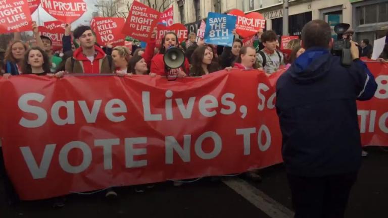 Χιλιάδες διαδήλωσαν στην Ιρλανδία κατά των αμβλώσεων