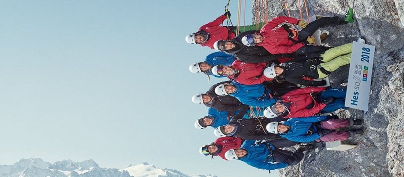 Ελβετοί φοιτητές ποζάρουν σε υψόμετρο 2.4 χιλιομέτρων υπό γωνία 90 μοιρών! (φωτό)