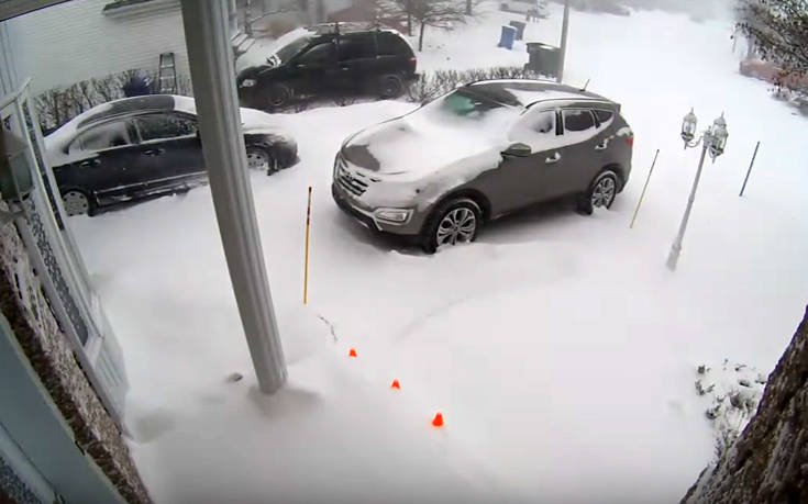 Αυτοκίνητα καλύπτονται από το χιόνι σε ένα καταπληκτικό timelapse (βίντεο)