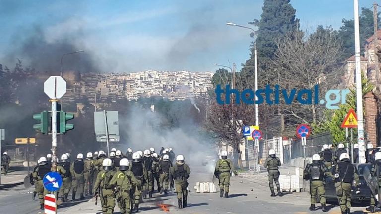 Έκτακτο: Σοβαρά επεισόδια στη Θεσσαλονίκη μεταξύ ακροαριστερών και ΜΑΤ(βίντεο)