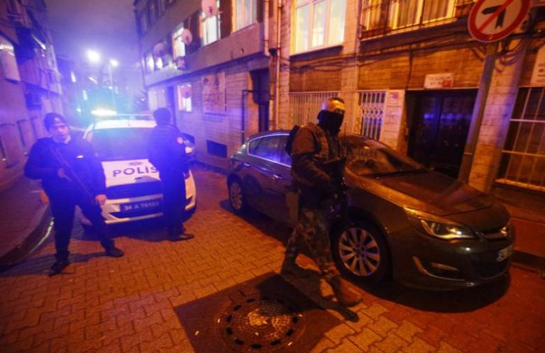 Τουρκία: Η αστυνομία εισβάλει σε καφενεία και ελέγχει αν οι τηλεοράσεις παίζουν κουρδικά κανάλια!
