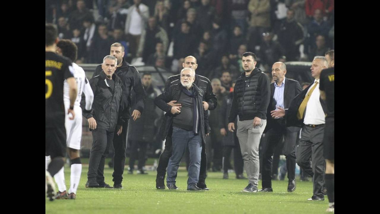 Μέχρι και οι Αμερικανοί ασχολούνται με το ΠΑΟΚ-ΑΕΚ! – «Ελληνικός αγώνας διεκόπη μετά από εισβολή ένοπλου ιδιοκτήτη»