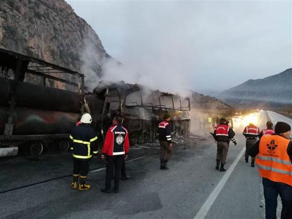 Τουρκία: Λεωφορείο κάηκε ολοσχερώς μετά από σύγκρουση με φορτηγό- 13 νεκροί ανάμεσα τους και παιδιά (φωτό, βίντεο)