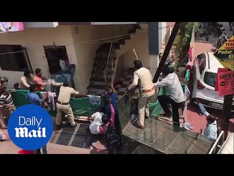 Ινδία: Χάος από λεοπάρδαλη που πετάγεται από σπίτι και επιτίθεται σε ανθρώπους! (βίντεο)