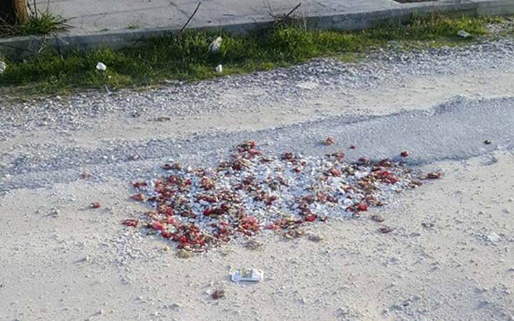 Λάρισα: «Μπάλωσαν» λακκούβες σε δρόμο με σπασμένα πιάτα και γαρύφαλλα (φωτό)