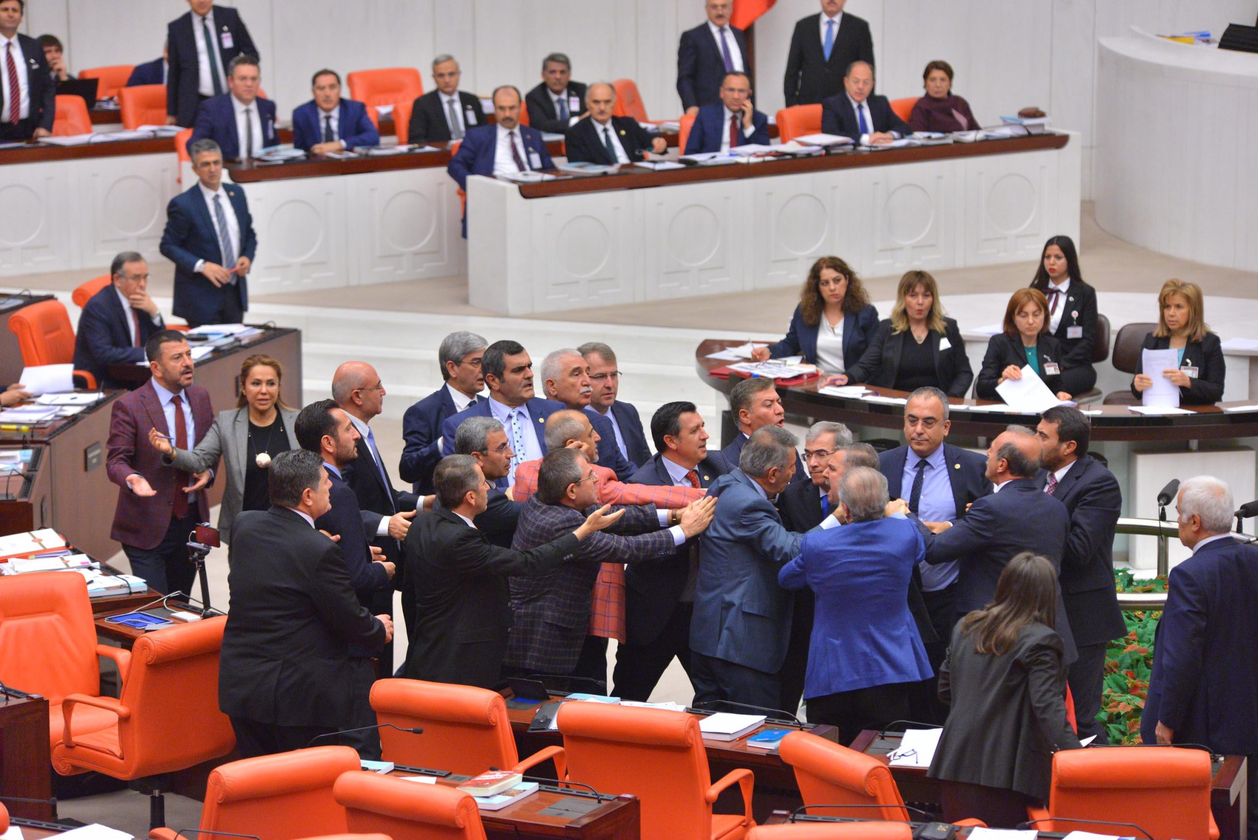 Χάος στην τουρκική βουλή: Πιάστηκαν στα χέρια για το αποτέλεσμα ενός νόμου (βίντεο)