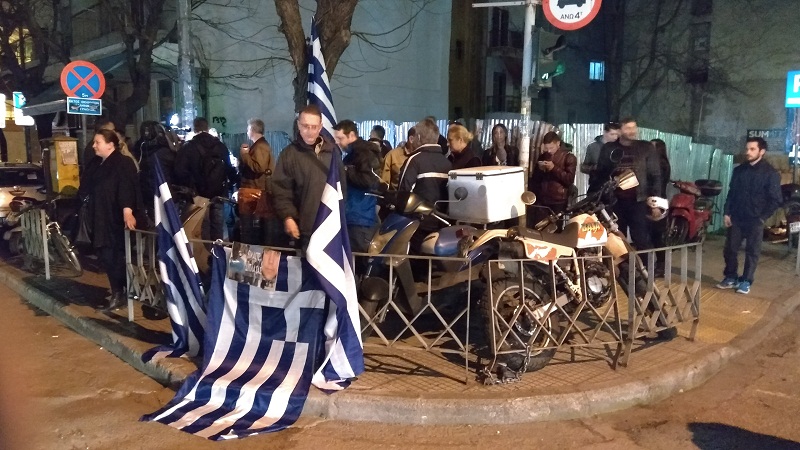 Συγκέντρωση έξω από το τουρκικό προξενείο στην Θεσσαλονίκη για τους Έλληνες στρατιωτικούς (φωτό, βίντεο)