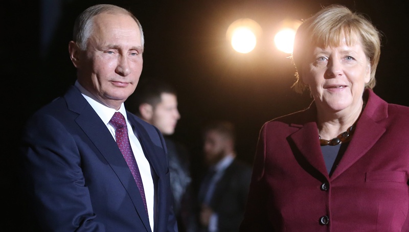«Τραβάει το αυτί» της Βρετανίας η Ά. Μέρκελ: «Να μην κόψουμε κάθε σχέση με τη Ρωσία»