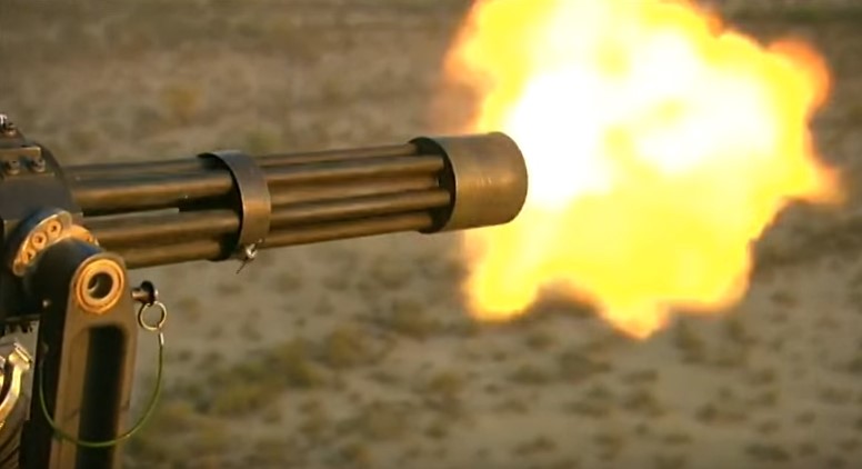 Πυροβολώντας με ένα M134 Minigun σε slow motion (βίντεο)
