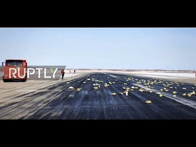 Βίντεο: Antonov «τρύπησε» από το βάρος χρυσού και γέμισε τον αεροδιάδρομο!