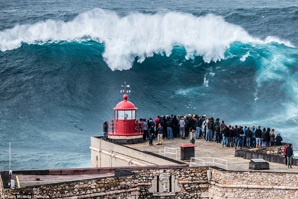 Πορτογαλία: «Δαμάζοντας» τα δυσκολότερα κύματα στον κόσμο στην τάφρο της Nazare (βίντεο)