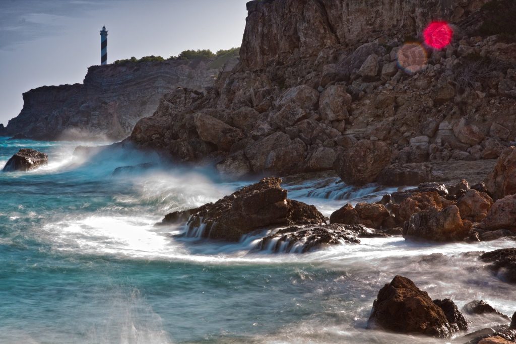 Φούσκωσε η θάλασσα στο Ναύπλιο -Εικόνες από τα τεράστια κύματα που σκάνε με μανία στα βράχια (βίντεο)