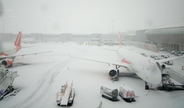 Στο έλεος το χιονιά το αεροδρόμιο του Χίθροου: Περισσότερες από 100 πτήσεις ματαιώθηκαν