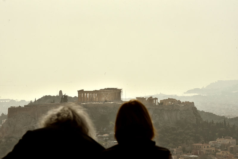 Η Αθήνα «πνίγηκε» από την αφρικανική σκόνη (φωτό)