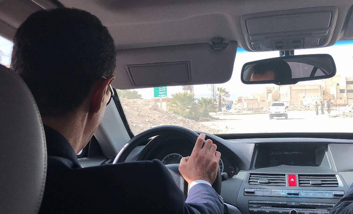 Χαλαρός ο Σύρος πρόεδρος οδηγεί το αυτοκίνητό του προς τη Δαμασκό