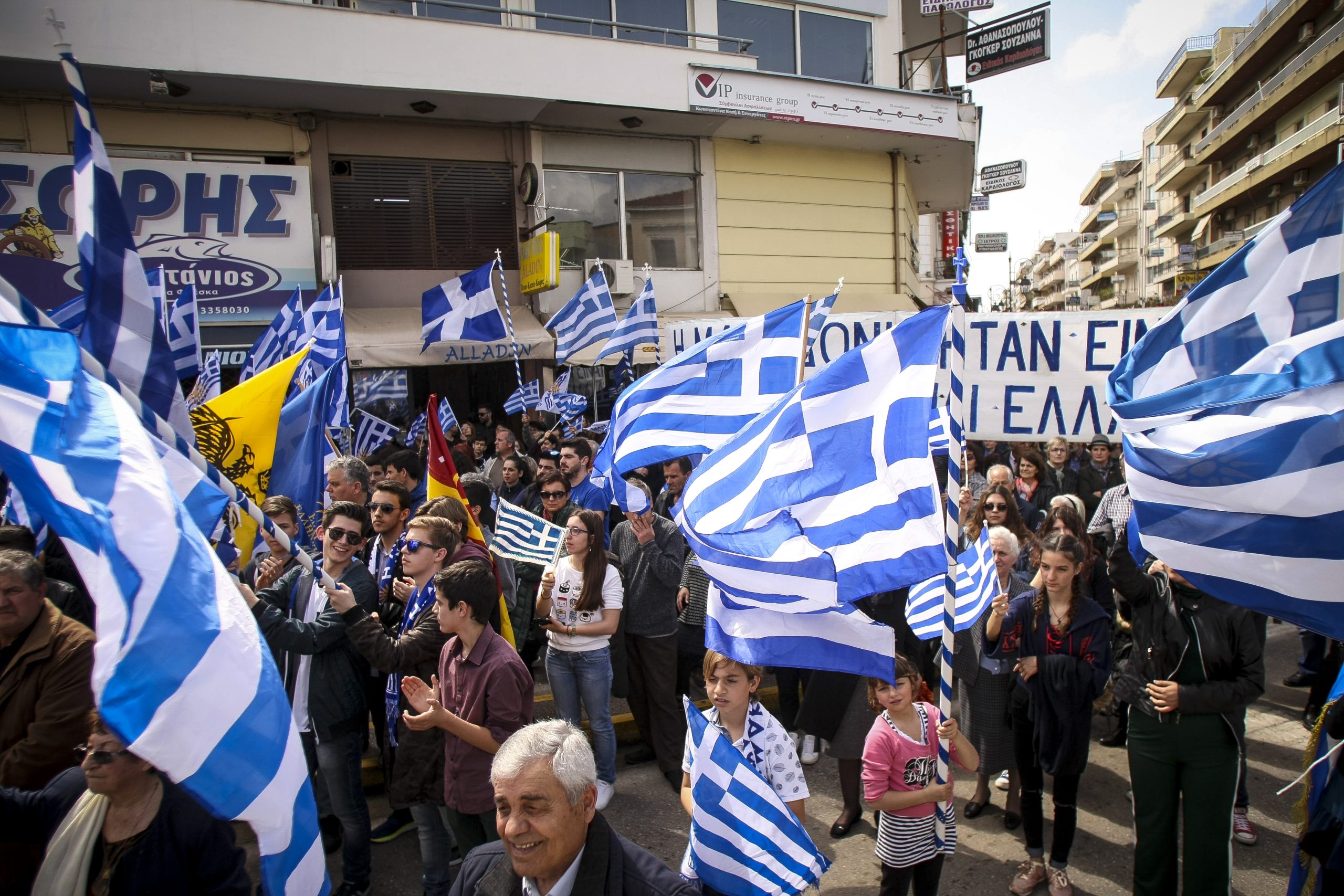 Συλλαλητήριο για το Σκοπιανό στον Πύργο- Φώναξαν «η Μακεδονία είναι ελληνική» και έψαλλαν τον Ακάθιστο Ύμνο (φωτό)