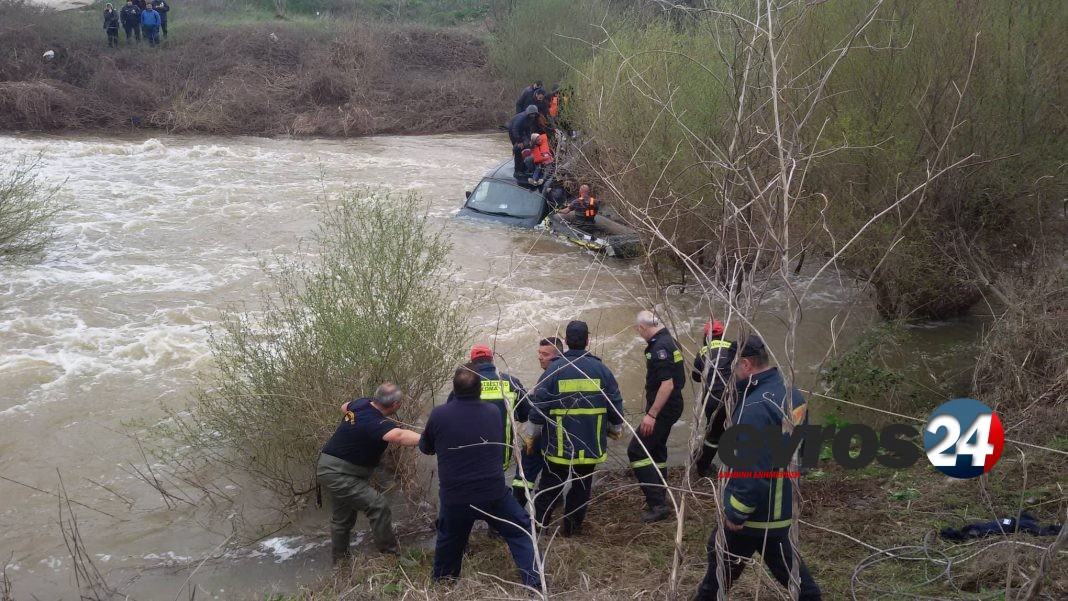 Επιχείρηση διάσωσης 19 παράνομων μεταναστών στον Έβρο – Το αυτοκίνητό τους έπεσε στον ποταμό (φωτό, βίντεο) (upd)