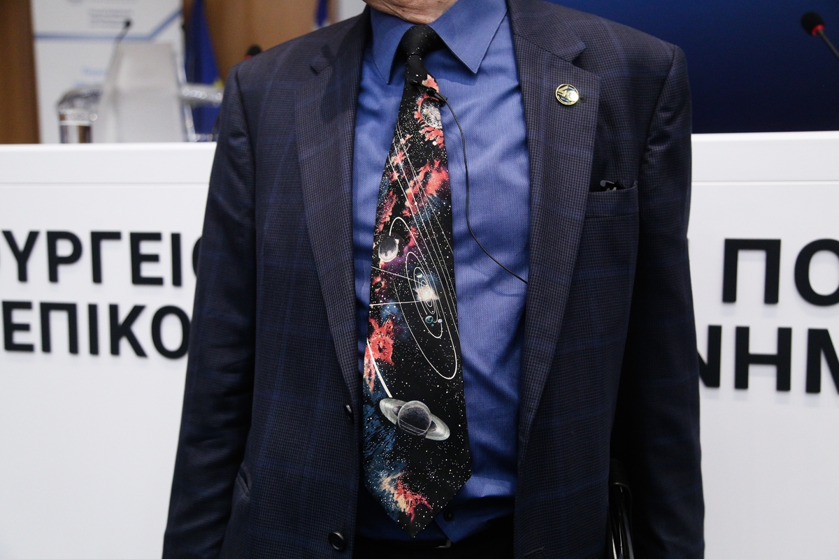Η … γραβάτα που έκλεψε την παράσταση στην παρουσίαση Ελληνικού Διαστημικού Οργανισμού (φωτό)