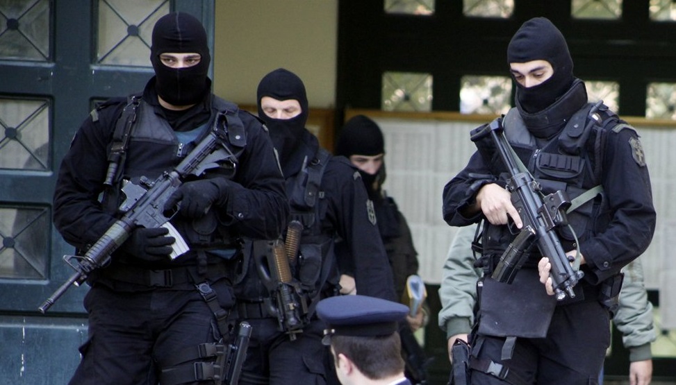 Γιγαντιαία επιχείρηση της ΕΛ. ΑΣ. σε Κοζάνη, Καστοριά και Ωρωπό – Συνελήφθη και αστυνομικός που έδινε πληροφορίες