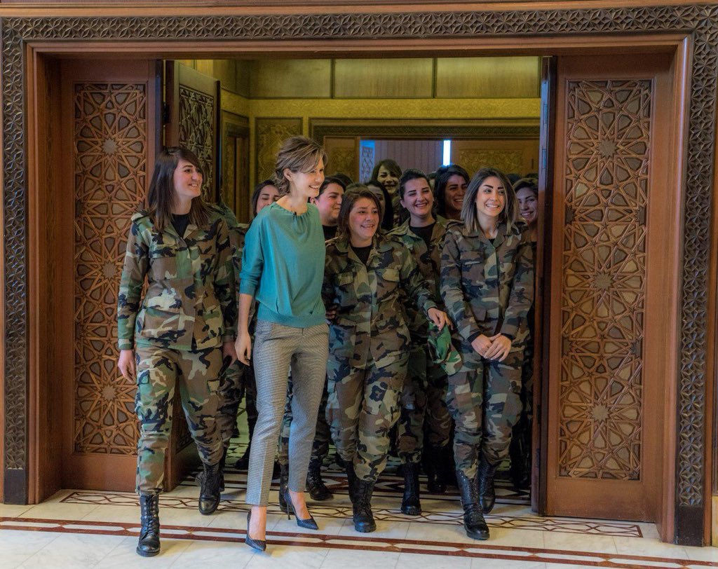 Η Asma Al-Assad μαζί με γυναίκες του συριακού Στρατού