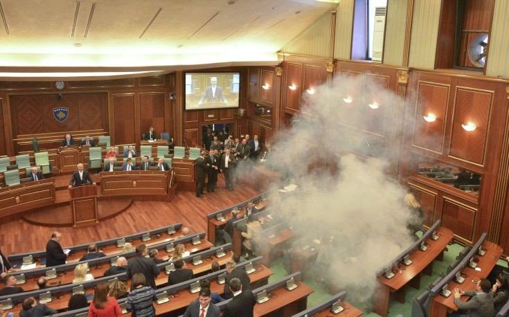Κόσοβο: Δακρυγόνα στην Βουλή – Η αντιπολίτευση προσπάθησε να εμποδίσει συμφωνία για τα σύνορα με το Μαυροβούνιο