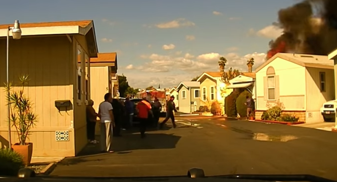 ΗΠΑ: Κατάφερε και βγήκε από το σπίτι λίγα δευτερόλεπτα πριν την καταστροφική έκρηξη (φωτό, βίντεο)