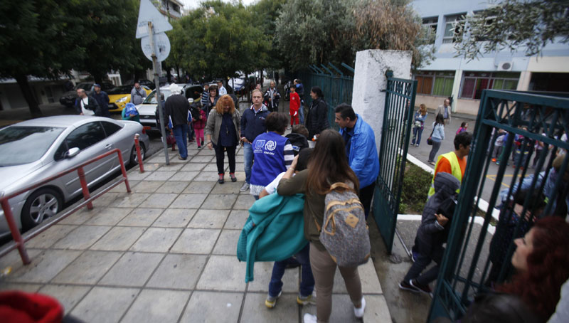 Ανάστατη η κοινωνία της Κρήτης: Δάσκαλος χτυπούσε μαθητές και τους απαγόρευε να πηγαίνουν τουαλέτα!