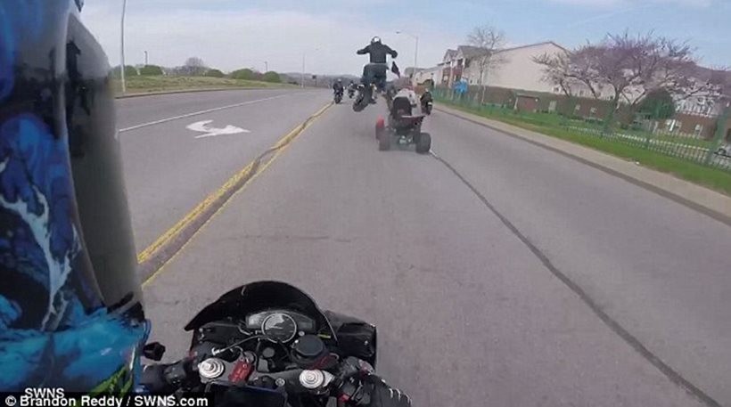 ΗΠΑ: Μοτοσικλετιστής συγκρούεται με τετράτροχη μηχανή κι εκσφενδονίζεται από τη θέση του (βίντεο)