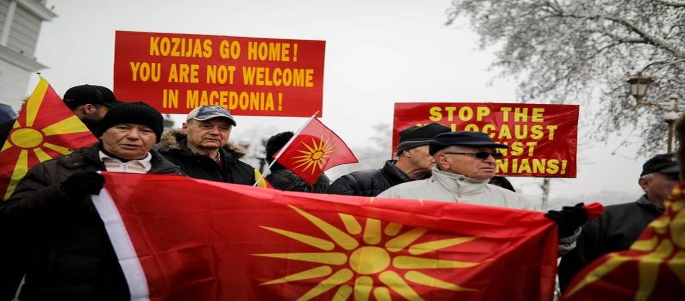 Σκόπια: Οργισμένη υποδοχή στον ΥΠΕΞ – «Κοτζιά πήγαινε σπίτι σου» φωνάζουν οι Σκοπιανοί (φωτό)