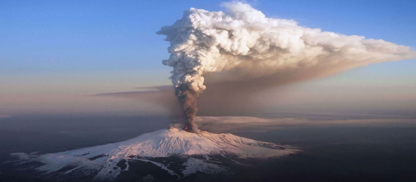 Το ηφαίστειο της Αίτνας… οδεύει προς τη θάλασσα! (φωτό)